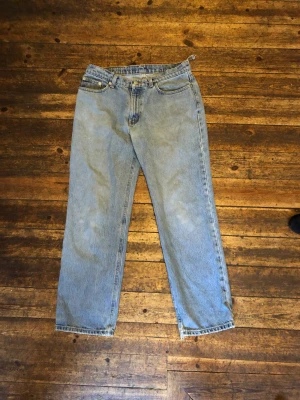 Ralph lauren jeans - Säljer ett par Ralp Lauren Jeans, säljer pga för små, väldigt snyggt urtvättade och bra passform, straight leg lite åt Levis 501 håller, står ingen storlek på dom, men är lite för små för mig som är 175, Passat nog någon som är 170.