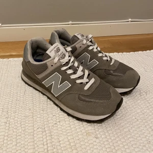 New balance 574 - Superfina skor i toppenskick! Endast använda 1 gång utomhus. Storlek 39 Passar mig som vanligtvis bär 38/39