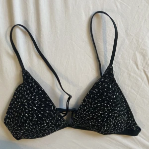 Glitterbh - Aldrig använd, bh från Lindex med glitter detaljer. Glittret fäller inte, är ett litet inlägg i kuporna som går att ta bort. Storlek M, skulle säga B kupa. 
