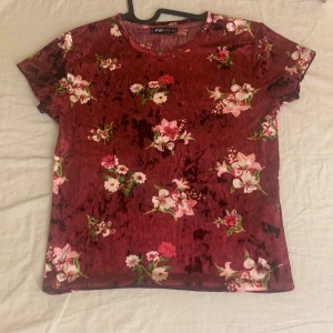 Lite tight t-shirt  - Den är liten på mig och jag har knappt använt den vackra tröjan den är väldigt fin med costym byxor 