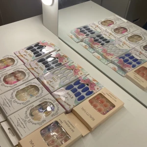 Lösnaglar - Lösnaglar i olika färger och mönster!  Pris för 1 par: 20kr. Pris för 2 par: 35kr. Pris för 3 par: 47kr. Om man vill köpa fler så kan vi komma överens om pris. KÖP ALLA för 150kr!  Jag säljer också ”tåseparerare” för 7kr styck. Köparen står för frakten❤️‍🔥🤗