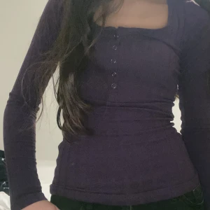 lila tröja med knappar - superfin tröja! som tyvärr inte kommit till användning, köpt från Zalando, tror inte den finns kvar. Kontakta mig för mer info 🫶🏼