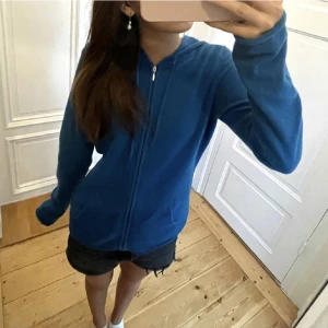 Zip up hoodie - Jättefin zip up hoodie ifrån from future i 100 % Kashmir! Nypris 2000 kr.  Sjukt bra kvalite och den ser helt ny ut. Bilderna är lånade från tjejen jag köpte den av💗 Hör av er om ni har några frågor! Pris kan diskuteras 