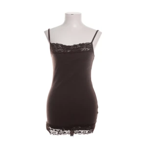 Brunt spetslinne - Ett så fint brunt spetslinne. På bilden råkade spetsen vikas in där bak men den är likadan som där fram!