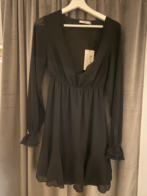 Svart klänning från Na-kd - Säljer min super sköna klänning från Na-kd. Aldrig andvänd och köptes för 400 kr😇