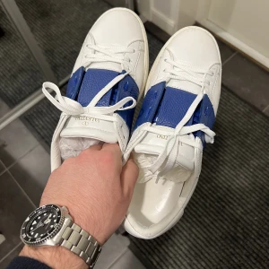 Valentino skor - Tja! Säljer mina valentino open i vit/blå färg. Blått sträck i läder, väldigt sällsynt modell därmed och eftertraktad färg. Skorna är i strl 42 och passar 42/43. Bra skick men väl använda, ger skicket en 7,5/10. Priset börjar från 2400 bud, 2800 bin.
