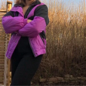 Limeted edition vintage jacka - Säljer denna limeted edition vintage jackan från Urban outfitters! Väldigt bra skick och endast använd ett fåtal gånger, finns inte att köpa i butik längre! Nypris 900kr och säljer för 500kr är villig att sänka priset, köparen står för frakt💕