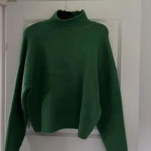 Säljer min jätte fina gröna stickade tröja från zara. Använd fåtal gånger och är i ett väldigt gott skick. Storlek S 100kr+frakt 