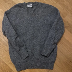 Stickad tröja  - Säljer denna gråa tröja. Köpt i Holland. Den kommer inte till användning. Väldigt bra skick. Pris kan diskuteras.