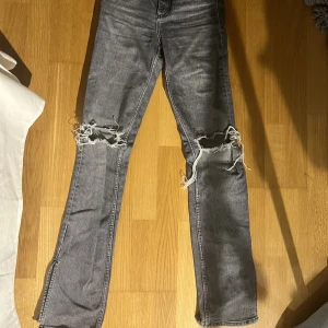 Zara jeans - Zara jeans med slits, säljs då jag inte använder dem längre, bra skick :) storlek 36, men passar även 32, 34 och 38 