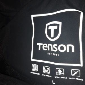 Svart Tenson jacka vind och vattentät  - Ej använd Tenson vindjacka inga dolda fel,material som andas.Dragsko i kuva i längst ner 