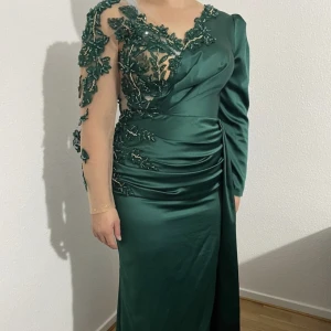 Klänning - En jättefin satinklänning som endast använts vid ett tillfälle och har därmed inga skador eller liknande. Har ni frågor eller funderingar är ni varmt välkomna att höra av er!☺️