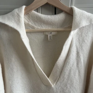 Stickad klänning - Stickad midi klänning från HM ⭐️ Använd 1 gång, väldigt fint skick!  Köparen står för frakten 🤍 