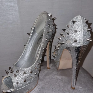 Höga pumps med nitar - Endast provade hemma  Klackhöjd 15 cm, plattåhöjd 3,5 cm