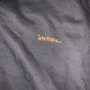 Urban outfitters tröja - Skön och varm Urban outfitters tröja (iets frans) i svart. Riktigt snygg och cool tröja som passar till allt. Prutbart pris för snabb affär!