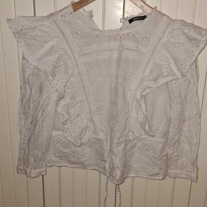 Gina tricot blus - Jag säljer denna blusen från gina tricot då den tyvärr inte kommer till användning. Skriv vid intresse eller fler bilder.