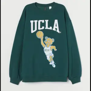 Gullig sweatshirt som bär texten ”UCLA”. Sparsamt använd! 💚 nypris: 249kr 