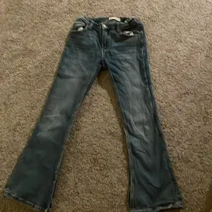 Ett par lågmidjade jeans från zara i väldigt bra skick❤️(frakt ingår)❤️känns lite mindre storlek än 164 skulle jag säga❤️