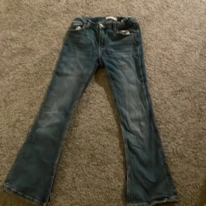 Lågmidajade jeans❤️ - Ett par lågmidjade jeans från zara i väldigt bra skick❤️(frakt ingår)❤️känns lite mindre storlek än 164 skulle jag säga❤️