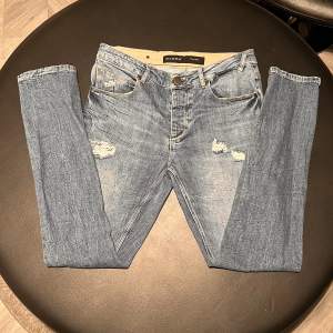 Gabba jeans i nyskick! Säljer då de inte är min stil längre. Ny priset är 1195kr mitt pris 550. Det är i storlek 32/34. De har inga defekter eller tecken på användning. Köparen står för frakten!