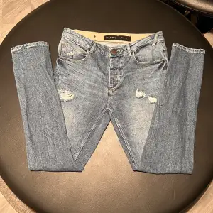 Gabba jeans i nyskick! Säljer då de inte är min stil längre. Ny priset är 1195kr mitt pris 550. Det är i storlek 32/34. De har inga defekter eller tecken på användning. Köparen står för frakten!