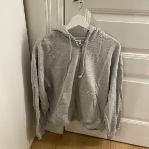 Grå zip hoodie från weekday storlek S 