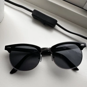 Solglasögon  - I gott skick. Från Asos. Svarat med silver detaljer 