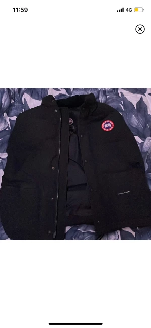 Canada goose väst - Säljer min Canada goose väst äkta, haft den ett tag, bra skick, 