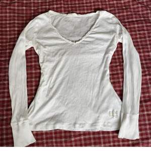 Säljer vidare denna tröja från Odd Molly som jag köpte på plick 🥰 (Första bilden är tagen från förra säljaren) 💕 
