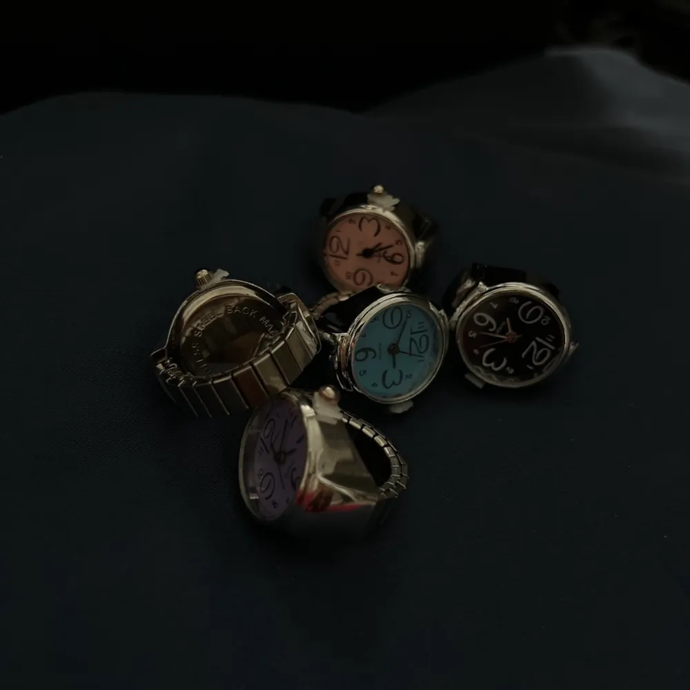 Jag säljer ringar mer ett klockur. Alla klockor funkar och man kan ställa om tiden på dem. Det finns 5 olika färger, svart, vitt, lila, råsa och blått. Har ett par stycken i varje färg men det är först till kvarn. De är one size fit all. Köper du tre eller mer ringar står jag för frakten😊. Accessoarer.