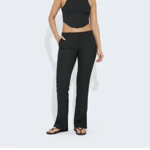 Kostymbyxa bikbok - Lågmidjade kostymbyxor från bikbok i storlek 36, men upplever att de är små i storleken tyvärr 💗inga defekter! Frakt tillkommer! Säljer även vita. KÖP DIREKT: 400 exkl frakt