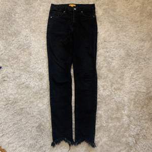 Snygga svarta jeans från Gina Tricot. Fransiga nedtill, storlek 164 Köparen betalar frakt 