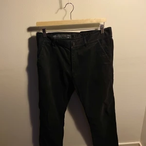 Armani Exchange Chinos - Hej, säljer ett par Armani byxor. Super sköna och de är i bra skick. Storlek 32 32 och True To Size. Köpte de för runt 1200kr. Priset är inte hugget i sten. Hör av er vid frågor.