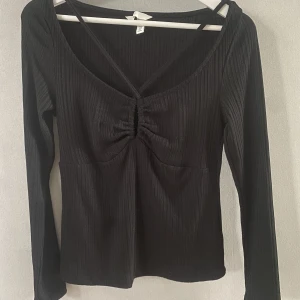Topp - Svart långärmad topp från H&M som jag använd ca 3 gånger! Säljer då jag som sagt inte får användning av den. Nypris var 199kr