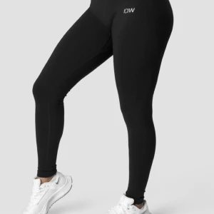 Tränings thigts  - Säljer mina nya träningsthigts, köpte dom för nån dag sen då dom inte passade mig. den som köer får med påsen jag fick med.❤️