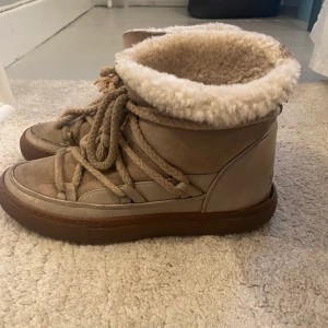 Inukkii skor  - Säljer mina beiga inukkii skor, haft i ett år, hyfsat bra skick och dem har ingen skada! Lite små smutsiga men de går att putsa bort, dessa är i storlek 41 men passar mig som har 39