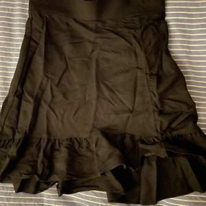 Fin svart kjol med volang detaljer 🖤 Den är i jätte fint skick, storlek Xs och kommer ifrån Gina Tricot 🖤 Perfekt till alla rillfällen vilken tid som helst på året.  Nypris: 249kr & Mitt pris: 150kr