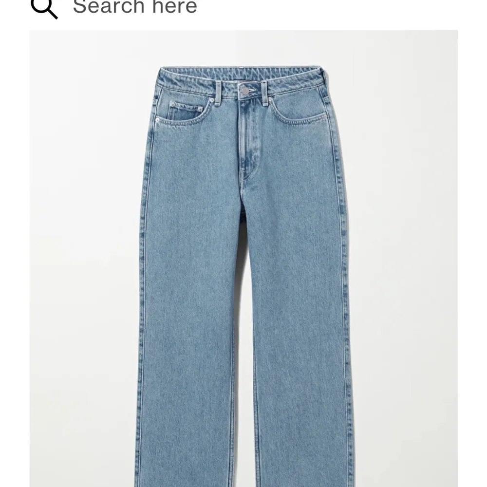 Säljer mina Rowe jeans från Weekday. De är cirka 2 år gamla men använda i cirka ett år. Säljer eftersom de har blivit för små. . Jeans & Byxor.