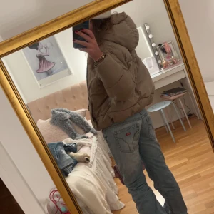 Pufferjacket zara!  - Säljer denna supersnygga beiga jacka från zara! Den är i mycket bra skick och perfekt nu under vintern! Skriv vid intresse! 