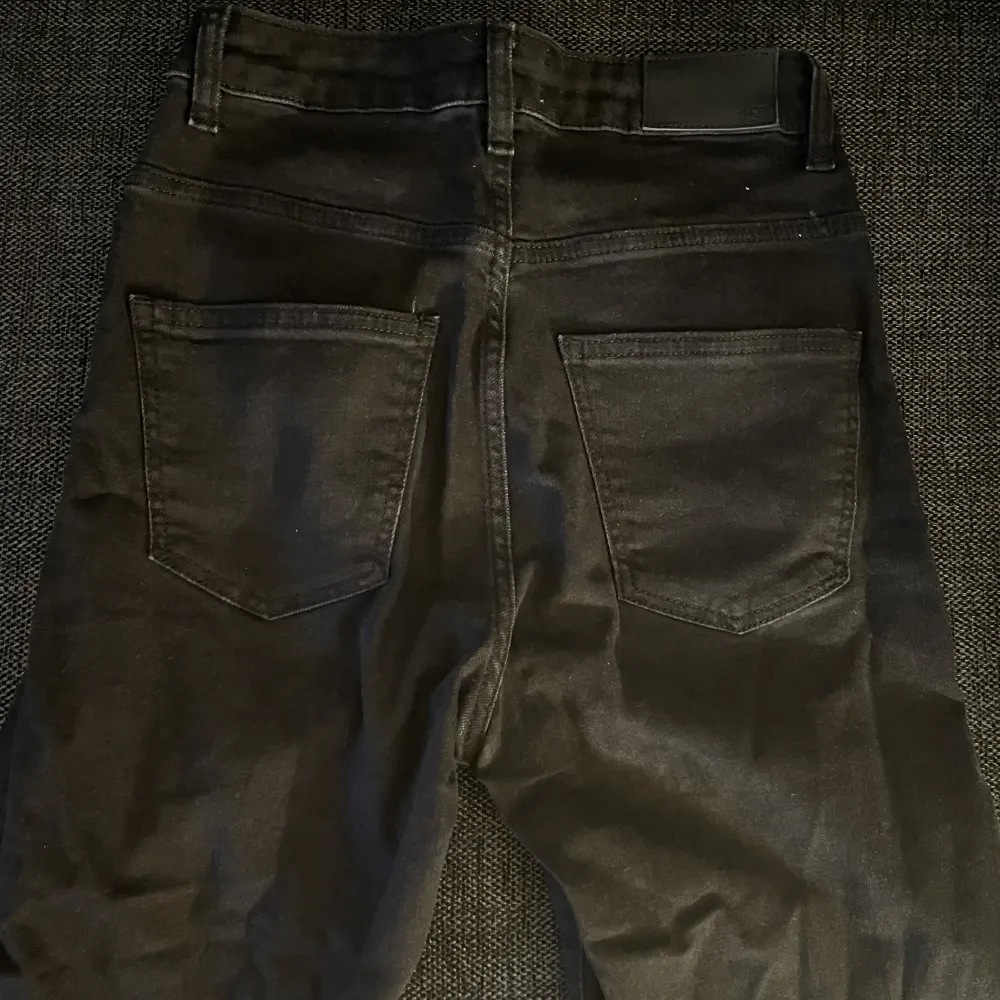 Svarta jeans med slitningar från lager 157 i storlek S. I bra skick. Köparen står för frakten! 💕. Jeans & Byxor.