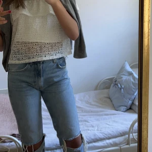 Jeans zara!  - Säljer dessa jeans med hål från zara! Supersnygga och i mycket bra skick. Skriv vid intresse! 
