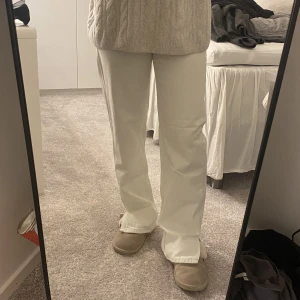 NA-KD jeans - Vita jeans med slits från na-kd. Storlek 34