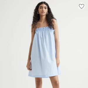 Klänning  - Babyblå klänning som är aldrig använd pga dubbla exemplar. Strl S och den är jättefin under sommaren. 50kr+frakt 