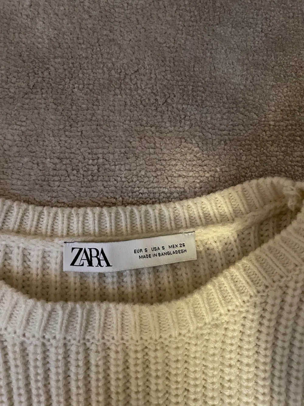 Perfekta stickade tröjan ifrån zara. Använd ett fåtal gånger. Köparen står för frakten💘. Stickat.