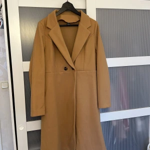 Brun kappa  - Brun kappa köpt på shein.  Endast testad. 