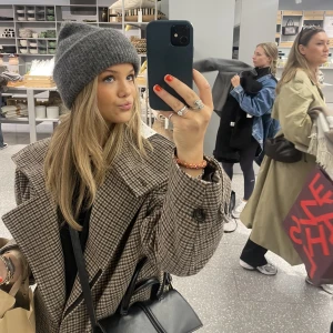 Arket kappan!! - Supersnygg kappa ifrån arket, helt slutsåld och väldigt svår att få tag i!💞 Alla bilder är mina egna, nytt pris: 1899kr, använd ett par veckor under hösten men är som ny inga defekter!😁