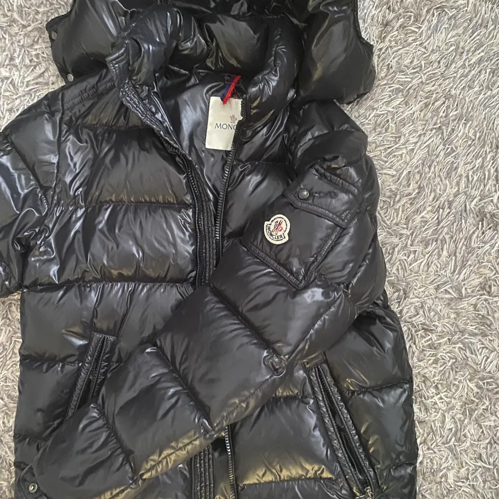 Säljer min moncler maya för 2 lax, den är äkta såklart har legit checkat o sånt. Nåra små hål men dom syns knappt, och hängkroken är trasig (går såklart att laga) därför säljer jag den för det priset. Vid snabb affär kan priset diskuteras. Takit.