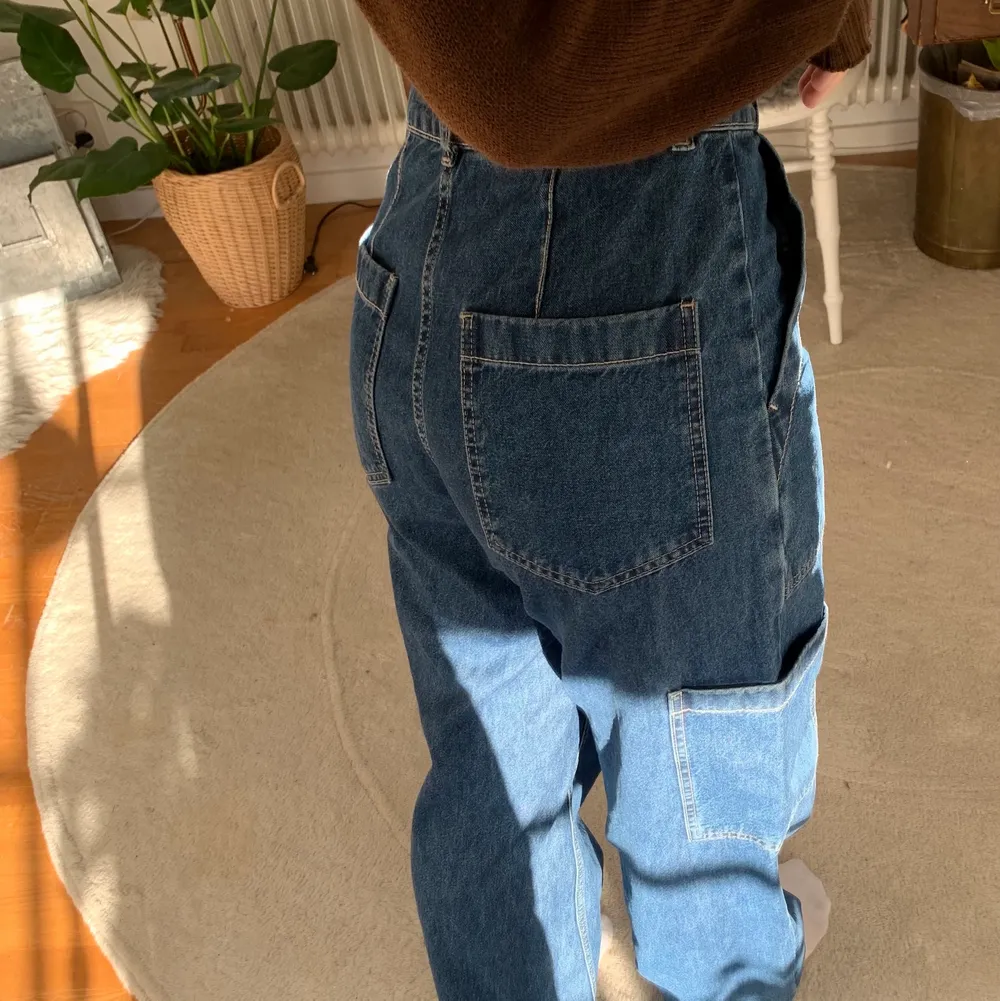 Lite mer baggy jeans med många fickor. De är sparsamt använda och har inga defekter💕. Jeans & Byxor.