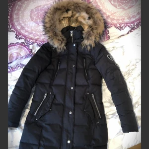RockandBlue vinterjacka - Säljer min vinterjacka pga för lite användning. Storlek 34. Superfint skick, inga fel på den. Pälsen är äkta och köpt ifrån jackan.com. Frakten ingår i priset 🖤 hör av er om ni vill ha fler bilder