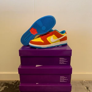 NIKE DUNK SB LOW ” Bart Simpson” - WTS DUNK SB LOW ”BART SIMPSON” DSWT EU 42,5/US 9 | EU 43/US 9,5 | EU 44/US 10 PRIS: 2200kr  Meetup i Malmö eller står köparen för frakt.